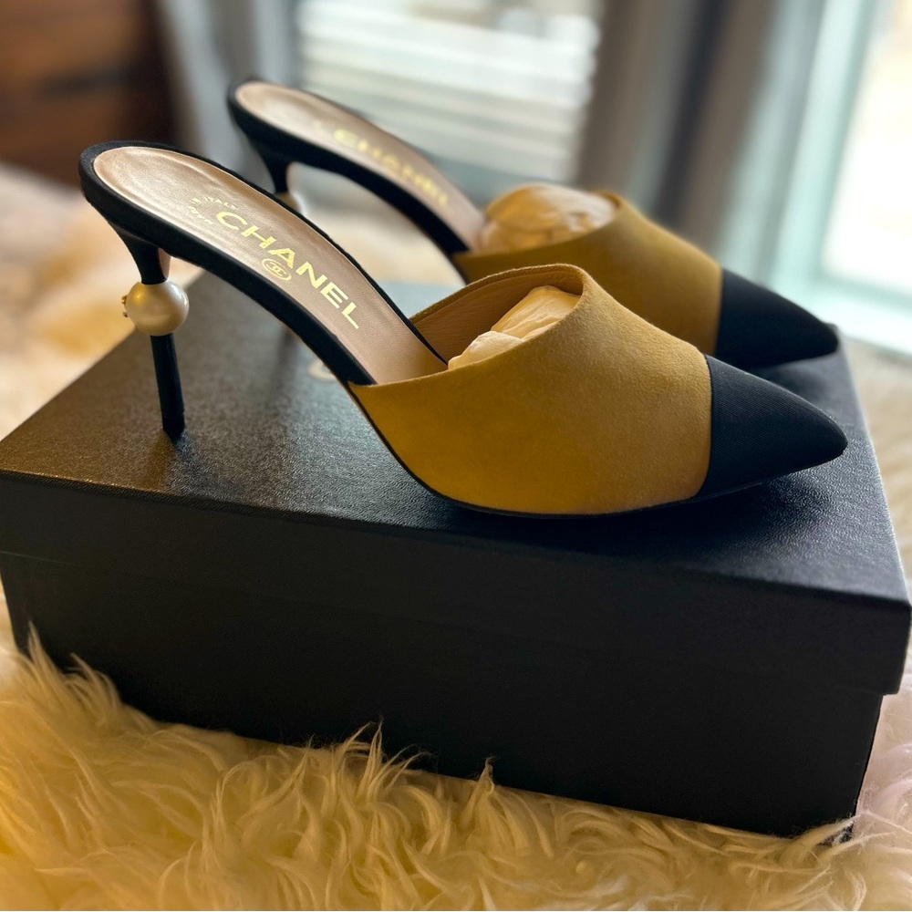 NWT CHANEL Classic Black & Tan Suede Pearl Mules